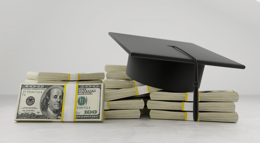Geldbündel mit einer Studentenkappe darüber, symbolisierend die Studienfinanzierung und Stipendien in den Niederlanden
