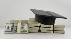 Geldbündel mit einer Studentenkappe darüber, symbolisierend die Studienfinanzierung und Stipendien in den Niederlanden