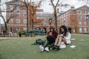Studierende mit Büchern beim Studium, da Niederländisch lernen jetzt Pflicht für das Studium in den Niederlanden ist