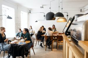 Studierende aus verschiedenen Ländern arbeiten konzentriert an ihren Bewerbungen für ein Studium in den Niederlanden